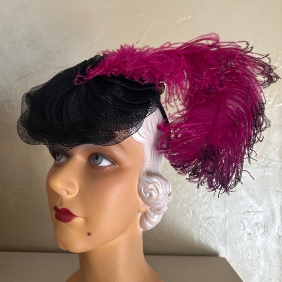 ALLURING 1930s' BLACK CRIN TILT HAT WITH FUCHSIA OSTRICH FEATHER EDGED IN BLACK